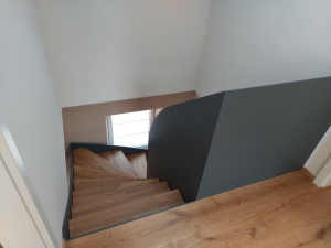 Escalier avec habillage en acier et marche en bois