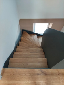 Escalier avec habillage en acier et marche en bois