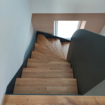 Escalier avec habillage en acier et marche en bois